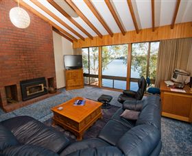 Waterside Accommodation - Derwent Retreat - Events Australia 1