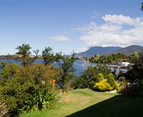 Waterside Accommodation - Derwent Retreat - Events Australia 5