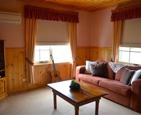 Grand Ole Topiary Cottage - Events Australia 2