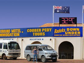 Radeka Downunder Underground Motel And Backpacker Inn - Events Australia 0
