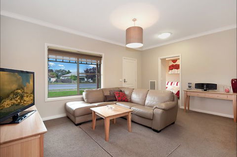 Hamilton Accommodation - Tourism Bookings 0