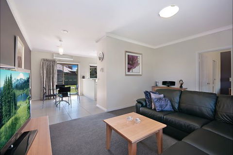 Hamilton Accommodation - Tourism Bookings 3