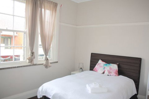 Annandale Hotel - Tourism Bookings 1