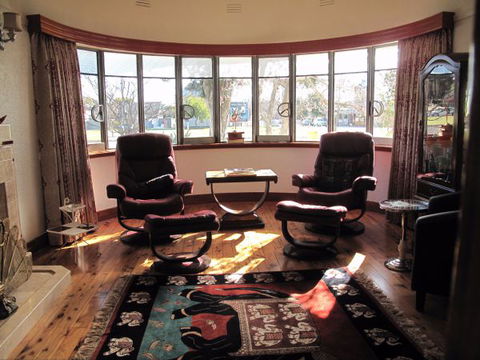 B&B Wodonga - Art Deco Accommodation - Events Australia 5