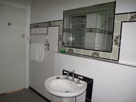 B&B Wodonga - Art Deco Accommodation - Events Australia 9