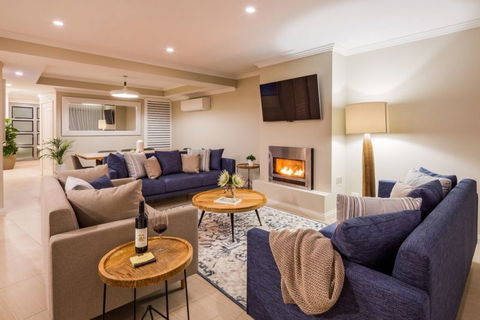 Azure Holiday House - Events Australia 5