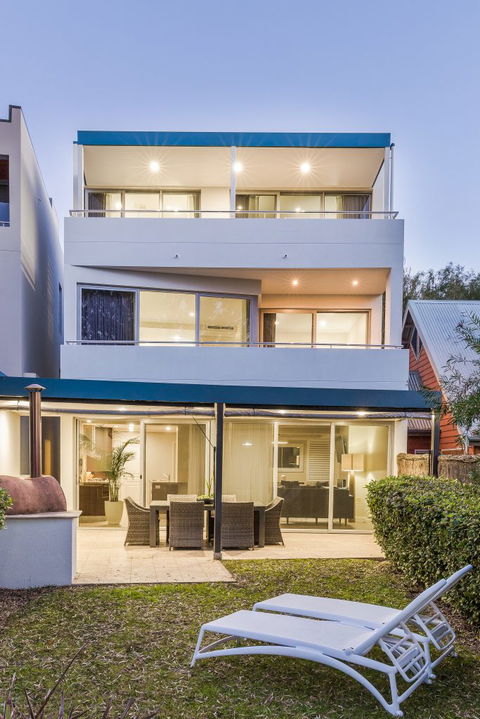 Azure Holiday House - Events Australia 8