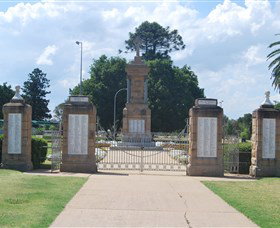 Warwick War Memorial And Gates - Events Australia 0