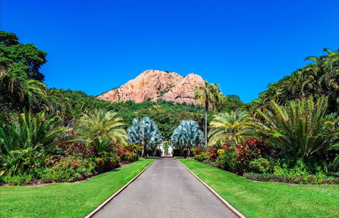 Queens Gardens - Tourism Bookings 0