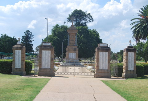 Warwick War Memorial And Gates - Events Australia 0