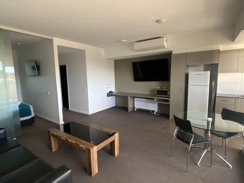 Honeysuckle Executive Apartments - Accommodation Europe 4