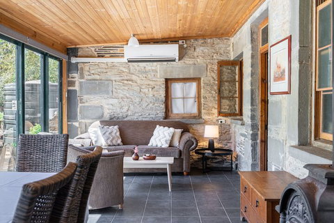 Reillys Wines Heritage Cottages - Events Australia 7