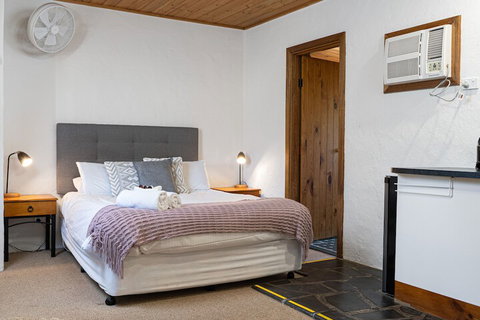 Reillys Wines Heritage Cottages - Events Australia 4