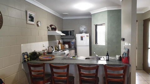 A City Retreat 2BR Apartment Reid Park Townsville - Events Australia 6