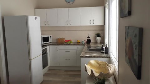 SHELLHARBOUR BEACH COTTAGE 1 Minute Walk To Beach Flags In Summer - Accommodation Europe 3