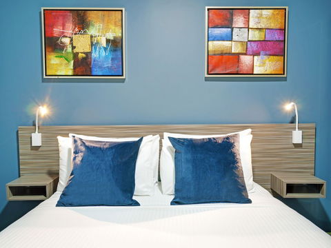 28 Hotel - Tourism Bookings 2