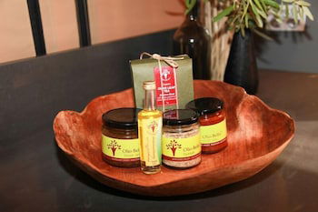 Olio Bello Lakeside Glamping - Events Australia 6