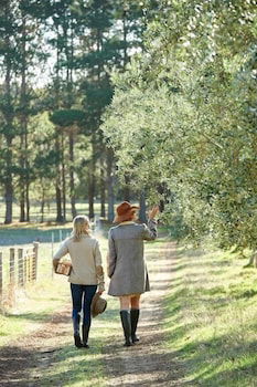 Olio Bello Lakeside Glamping - Events Australia 5