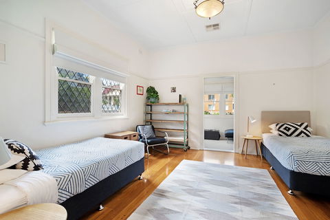 Newcastle Executive Homes - Cooks Hill Cottage - Accommodation Europe 6