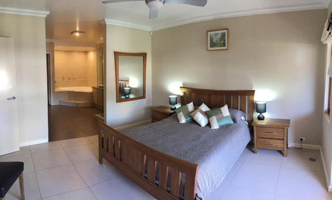 Huge House On The Grand Canal - Events Australia 3