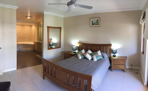 Huge House On The Grand Canal - Events Australia 1