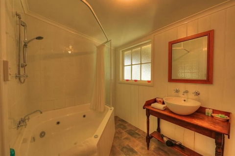 Grace's Spa Cottage - Events Australia 3