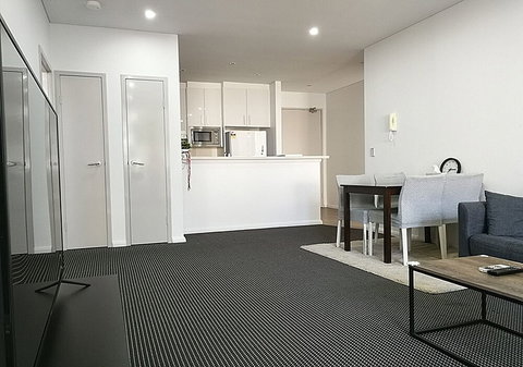 Stylish Waterfront Apt In Rhodes - Events Australia 3