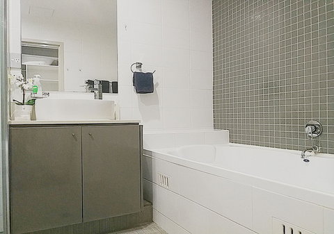 Stylish Waterfront Apt In Rhodes - Events Australia 5