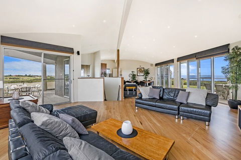 HEARNS BEACH HOUSE - Events Australia 1