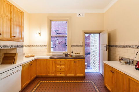 MADELINE, 1BDR Fitzroy Apartment - Events Australia 6