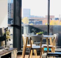 LVL 11 Cosy Apartment Near Lygon St - Events Australia