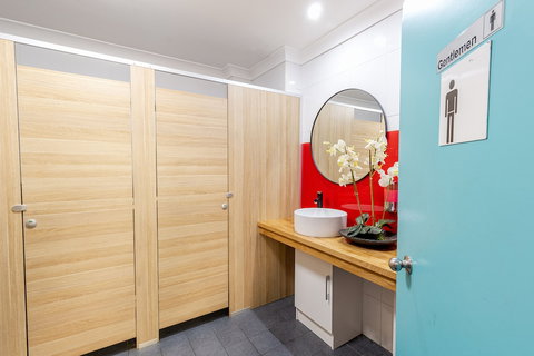 Mad Monkey Coogee Beach Hostel - Events Australia 4