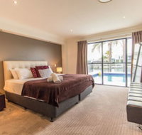 T E Peters Waterfront Holiday Home - Events Australia