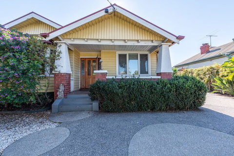 Gorgeous Family Retreat Next To The CBD - Events Australia 5