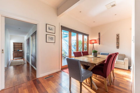 Gorgeous Family Retreat Next To The CBD - Events Australia 3