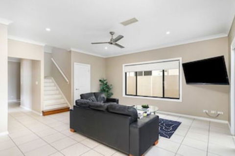 Central Gold Coast Large, Modern, Elevated Home - Tourism Bookings 6