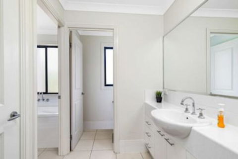 Central Gold Coast Large, Modern, Elevated Home - Tourism Bookings 4