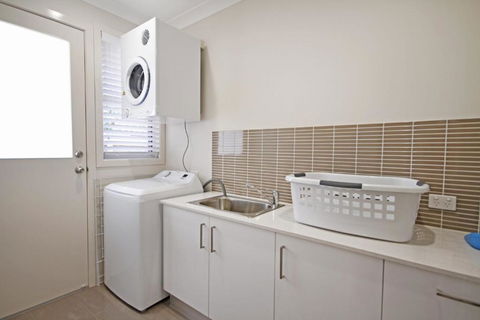 59 Banksia Avenue Coolum Beach Pet Friendly Linen Included 500 BOND - Events Australia 1