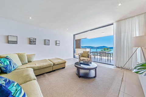 Executive On Whisper Bay Cannonvale - Events Australia 6