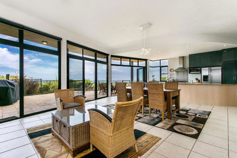 A SWEET ESCAPE Above Byron - Events Australia 6