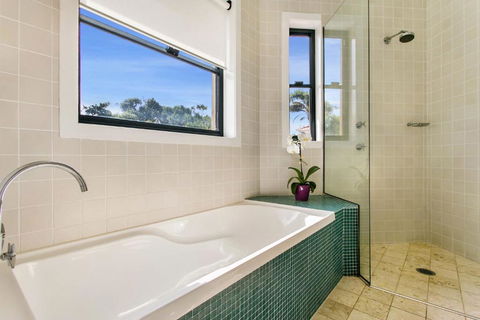 A SWEET ESCAPE Above Byron - Events Australia 4