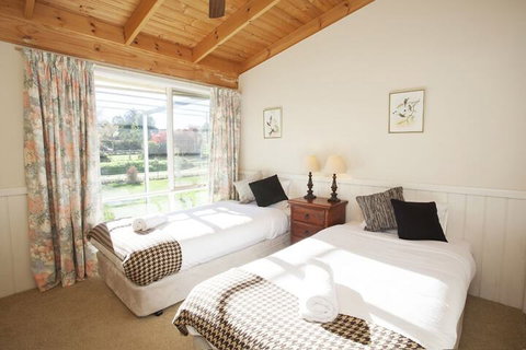 Beechworth Cedar Cottages - Events Australia 4