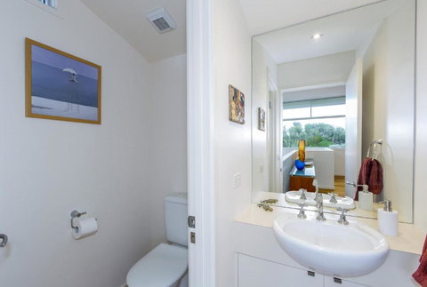 STYLISH HOLIDAY HOME OPPOSITE SURF - Events Australia 5