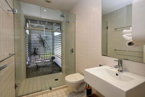 BEACH BAY BEE PET FRIENDLY - Events Australia 5
