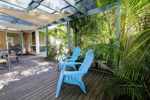 FRANGIPANI BEACH HOUSE PET FRIENDLY 22 Belbourie Cres Boomerang Beach - Events Australia 5