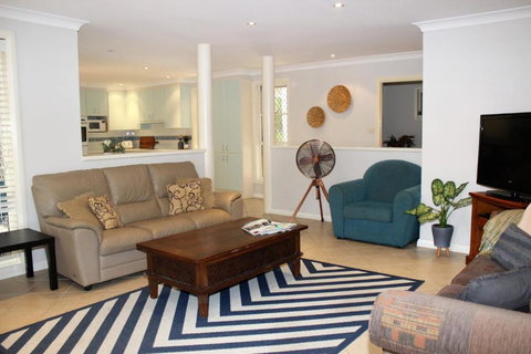 FRANGIPANI BEACH HOUSE PET FRIENDLY 22 Belbourie Cres Boomerang Beach - Events Australia 6