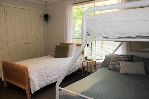FRANGIPANI BEACH HOUSE PET FRIENDLY 22 Belbourie Cres Boomerang Beach - Events Australia 1