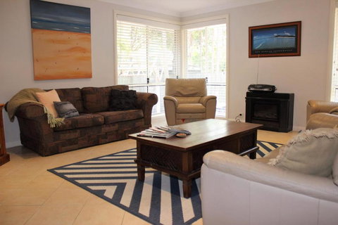 FRANGIPANI BEACH HOUSE PET FRIENDLY 22 Belbourie Cres Boomerang Beach - Events Australia 4