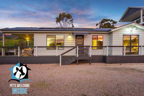 Almost New + Sea & Lake Views - Events Australia 5