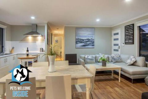 Almost New + Sea & Lake Views - Events Australia 0